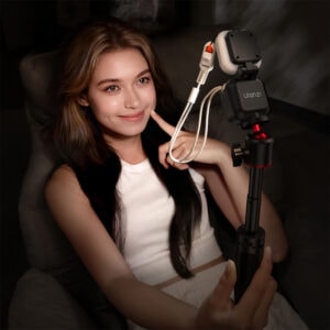 Ulanzi IN07 group shot even lighting wide beam