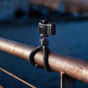 Ulanzi MT91 legs gripping rocky outdoor terrain